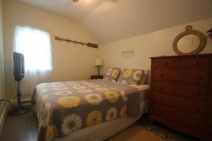 1 dormitorio con 1 cama, vestidor y ventana en 3314 Highland Ave, home, en Ashville