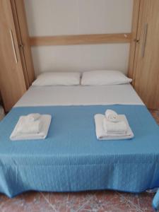 a bed with two towels on top of it at Nuida Casa Vacanze in Capri