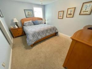 een slaapkamer met een bed, een dressoir en een raam bij Surfside By The Sea Ii 103 Condo in Myrtle Beach