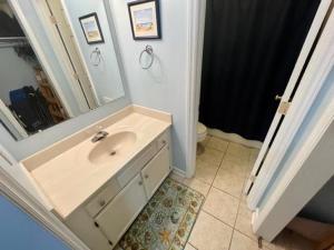 een badkamer met een wastafel en een spiegel bij Surfside By The Sea Ii 103 Condo in Myrtle Beach
