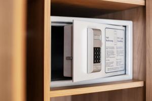 a microwave oven sitting on top of a shelf at Hotel am Jakobsmarkt in Nuremberg