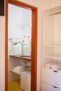 y baño con lavabo y espejo. en Fazenda Santa Teresa Hotel, en Bocaina