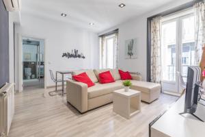 sala de estar con sofá y mesa en Spacious flat puerta del sol, en Madrid