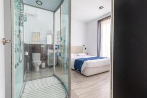 Habitación con baño con cama y ducha. en Spacious flat puerta del sol, en Madrid