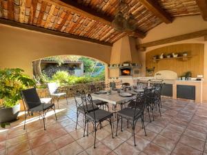 una sala da pranzo con tavolo e sedie in cucina di Bastide Saint-Joseph a Le Rouret