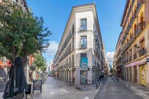 una calle en una ciudad con un edificio blanco en Spacious flat puerta del sol, en Madrid