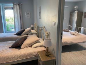Postel nebo postele na pokoji v ubytování Gîtes de LAS RAZES