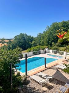 The swimming pool at or close to Gîtes de LAS RAZES