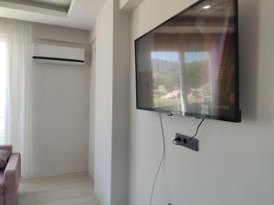 Een TV en/of entertainmentcenter bij Denizolgun Homes Suit Apart 2
