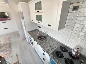 Kuchyň nebo kuchyňský kout v ubytování Denizolgun Homes Suit Apart 2