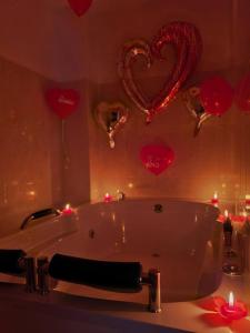a bathroom with hearts on the wall and a bath tub at Hotel la Victoria in San Roque