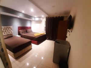 Kleines Zimmer mit 2 Betten und einem TV in der Unterkunft Blue Eyes Hotel in Kairo