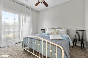 a bedroom with a bed and a ceiling fan at NorthWest Farmhouse in Bakersfield
