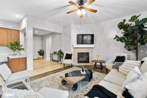 uma sala de estar com um sofá e uma lareira em NorthWest Farmhouse em Bakersfield