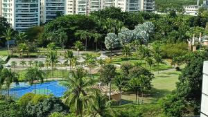 uma vista aérea de um resort com uma piscina e árvores em Bora Bora Barra Resort no Rio de Janeiro
