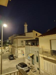 ein Leuchtturm mit einem Leuchtturm auf einem Gebäude in der Unterkunft MaryAlex in Punta Secca