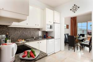 A kitchen or kitchenette at Villa Calma by Villa Plus