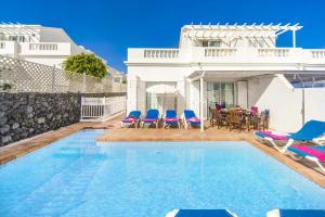 The swimming pool at or close to Villa Calma by Villa Plus