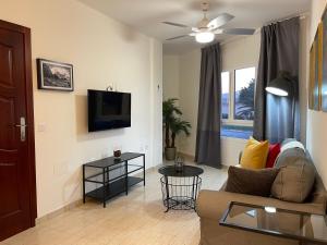 Televízia a/alebo spoločenská miestnosť v ubytovaní MC Apartments