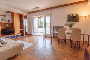 ein Wohnzimmer mit einem Tisch und einem Sofa in der Unterkunft FREE PARKING -6 posti letto e Terrazzo vista mare in Triest