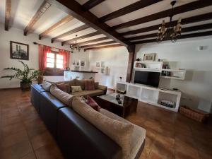 ein Wohnzimmer mit einem Sofa und einem TV in der Unterkunft Villa Eva in Tinajo