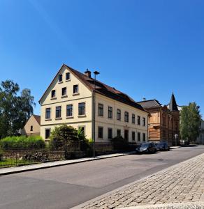 um grande edifício branco no lado de uma rua em Rodinný apartmán Mariánská em Varnsdorf