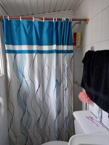 a shower curtain in a bathroom with a toilet at Frente al Mar entre Poetas in El Tabo