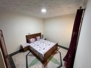 a small bedroom with a bed and a ceiling at maison familiale calme hostcom in Oujda