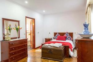 Ένα ή περισσότερα κρεβάτια σε δωμάτιο στο Quinta da Laceira - Douro Valley - Alojamento Local