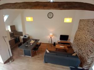 TV a/nebo společenská místnost v ubytování DOMAINE DES TISSEYS vue sur le Mont St Michel