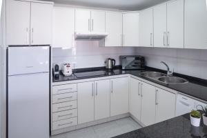 Kuchyňa alebo kuchynka v ubytovaní MC Apartments