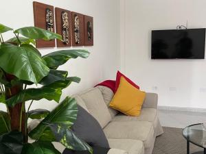 Televízia a/alebo spoločenská miestnosť v ubytovaní MC Apartments