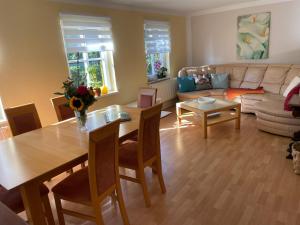 a living room with a table and a couch at große Wohnung zentral gelegen in Neubrandenburg