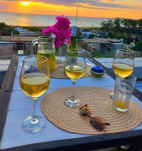 een tafel met twee glazen wijn en een fles bij Rinconada del Mar in Punta del Este