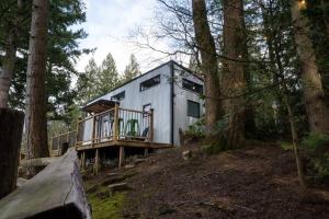 Ein Haus auf einem Hügel im Wald in der Unterkunft Tiny House Big View in Chilliwack