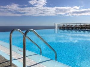 Blick auf den Pool auf einem Gebäude in der Unterkunft SARA RIVIERA Costa Plana in Cap d'Ail + 37 Fotos