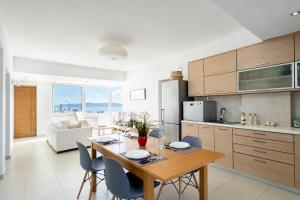 uma cozinha e sala de jantar com mesa e cadeiras em Mira Sitia Luxury Apartment em Sitia