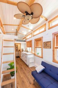 Postel nebo postele na pokoji v ubytování Aloha Tiny Home