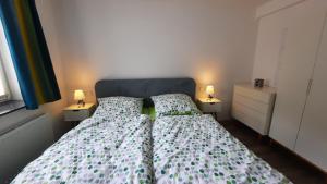 2 camas num pequeno quarto com 2 candeeiros em Fewo Böhle in Hainichen em Hainichen