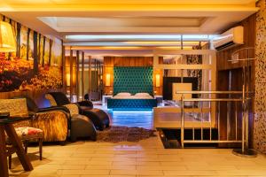une chambre d'hôtel avec une chambre et un lit dans l'établissement Gran Motel Dubai, à Caxias do Sul