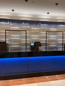 recepción con mostrador azul en una habitación en Hollywood Casino Tunica, en Robinsonville