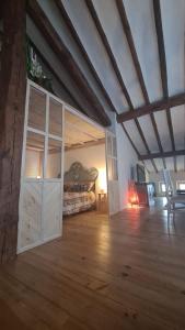 ログローニョにあるLoft Breton De Los Herrerosのベッドとドア付きの部屋