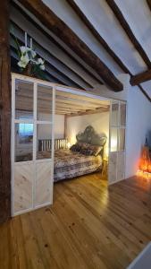 ログローニョにあるLoft Breton De Los Herrerosのベッドルーム1室(ベッド1台付)
