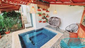 福爾圖納的住宿－Villa Cocos la Fortuna，庭院内的游泳池,配有桌椅