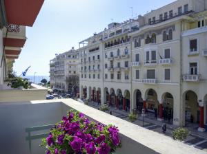 - un balcon avec des fleurs violettes dans une rue de la ville dans l'établissement 4 Travelers, à Thessalonique