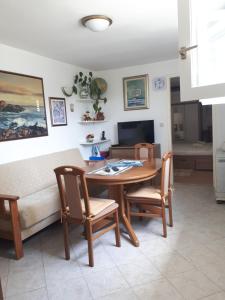TV a/nebo společenská místnost v ubytování Apartman MAJA