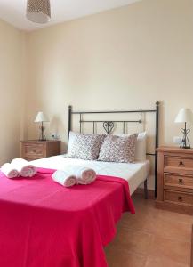 1 dormitorio con 1 cama grande con manta roja en LaFrenchTouch - Escapada rural en una coqueta casa en Villanueva de Tapia