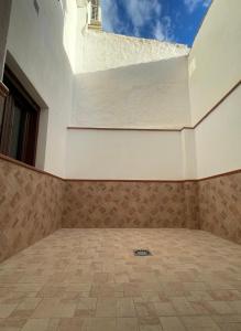una stanza vuota con una parete bianca e un soffitto di LaFrenchTouch - Escapada rural en una coqueta casa a Villanueva de Tapia