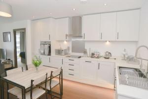 Kuchyň nebo kuchyňský kout v ubytování Stylish, 2-bedroom flat, Central Southend Flat, 11th floor