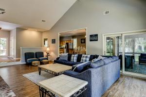 - un salon avec un canapé bleu et une table dans l'établissement Mooring Buoy, à Île de Hilton-Head